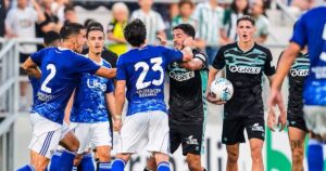 Cầu thủ Betis và Como tẩn nhau ngay trên sân