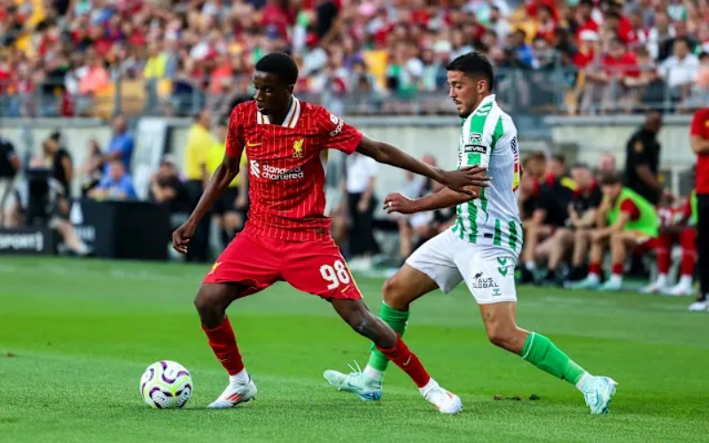 Liverpool và màn ra mắt trung vệ mới đầy ấn tượng