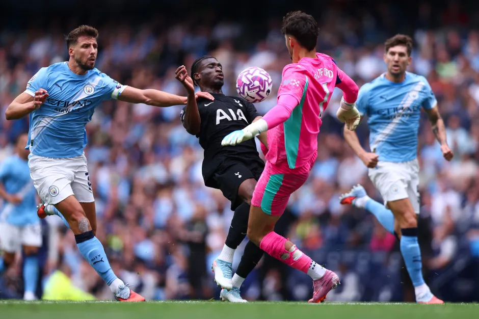 Trafford thoát thẻ đỏ khiến CĐV Tottenham bức xúc