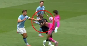 Trafford gây tranh cãi sau pha "kung-fu" thẳng ngực Kudus