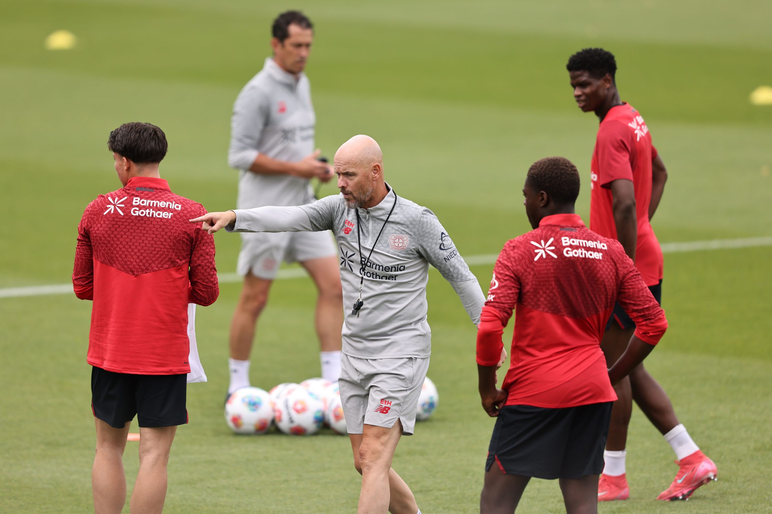 Nguyên do Erik ten Hag bị Bayer Leverkusen sa thải chỉ sau 2 trận