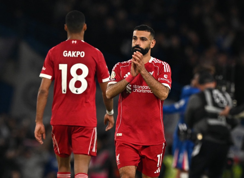 Gary Neville chỉ trích hàng công ‘vô dụng’ của Liverpool