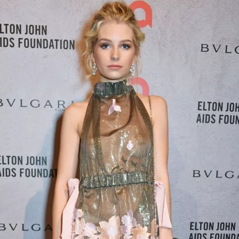 Lottie Moss tỏa sáng với đầm xuyên thấu tại lễ ra mắt phim