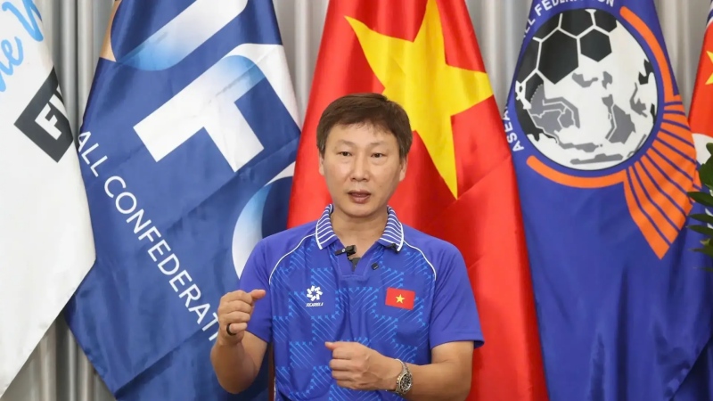 HLV Kim Sang Sik tỏa sáng