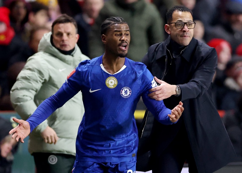 Áp lực lớn lên vai HLV Liam Rosenior