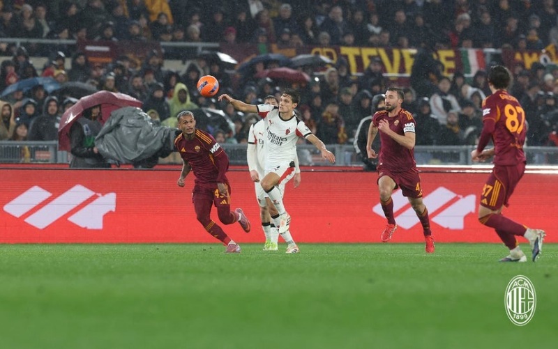 AS Roma chia điểm AC Milan