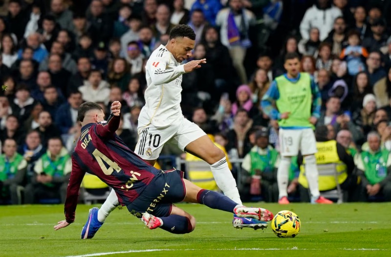 Mbappe tỏa sáng, đưa Real Madrid thoát khủng hoảng