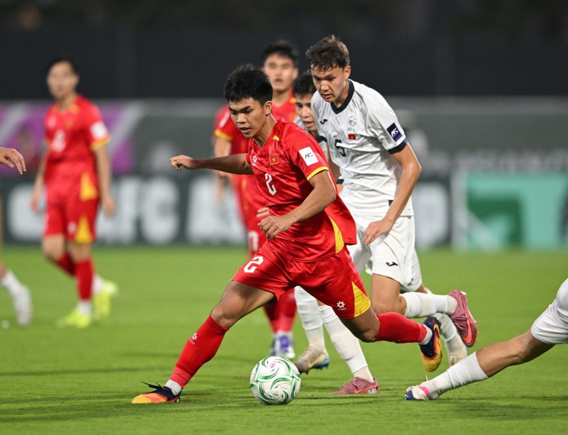 Hệ thống phòng ngự của U23 Việt Nam tan vỡ
